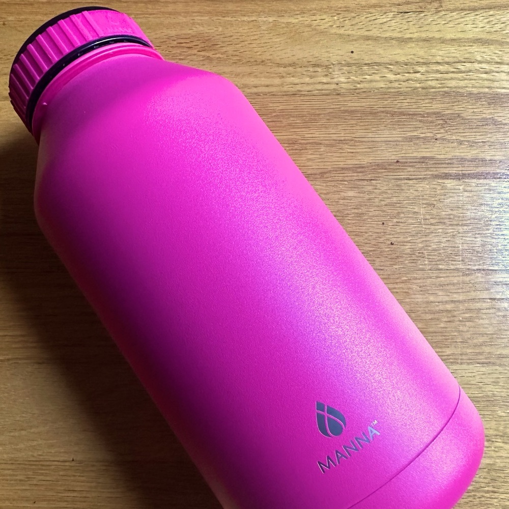 🩷Manna 64oz Insulated Water Bottle🩷